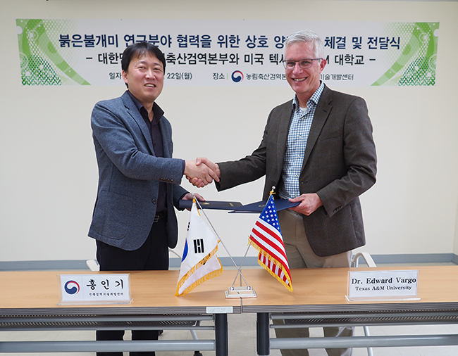 Young-tae Kim, Director of the Plant Pest Control Division with the Korean Animal and Plant Quarantine Agency (APQA), left, with Dr. Ed Vargo, Professor and Chair in Urban and Structural Entomology. Photo by the APQA